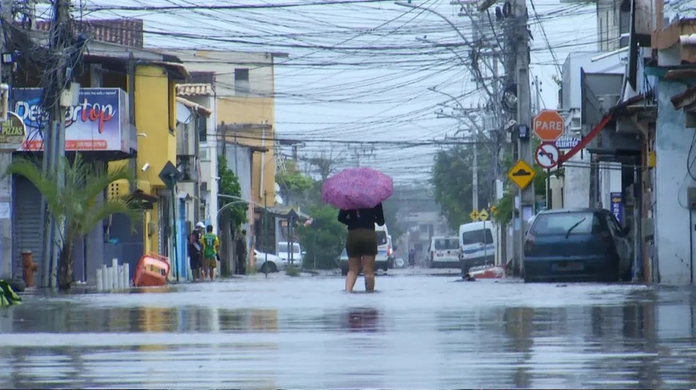 Chuva deixa bairros alagados em Rio das Ostras
