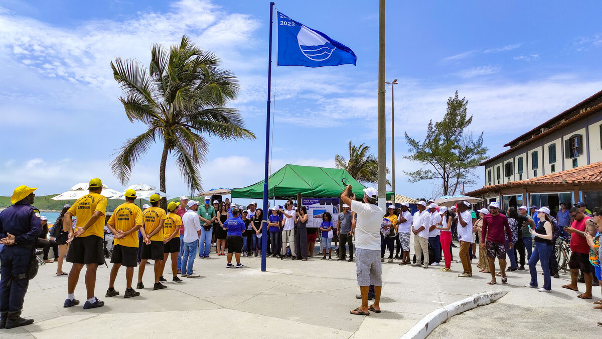 Bandeira Azul é hasteada pelo quinto ano consecutivo na Praia do Peró, em Cabo Frio
