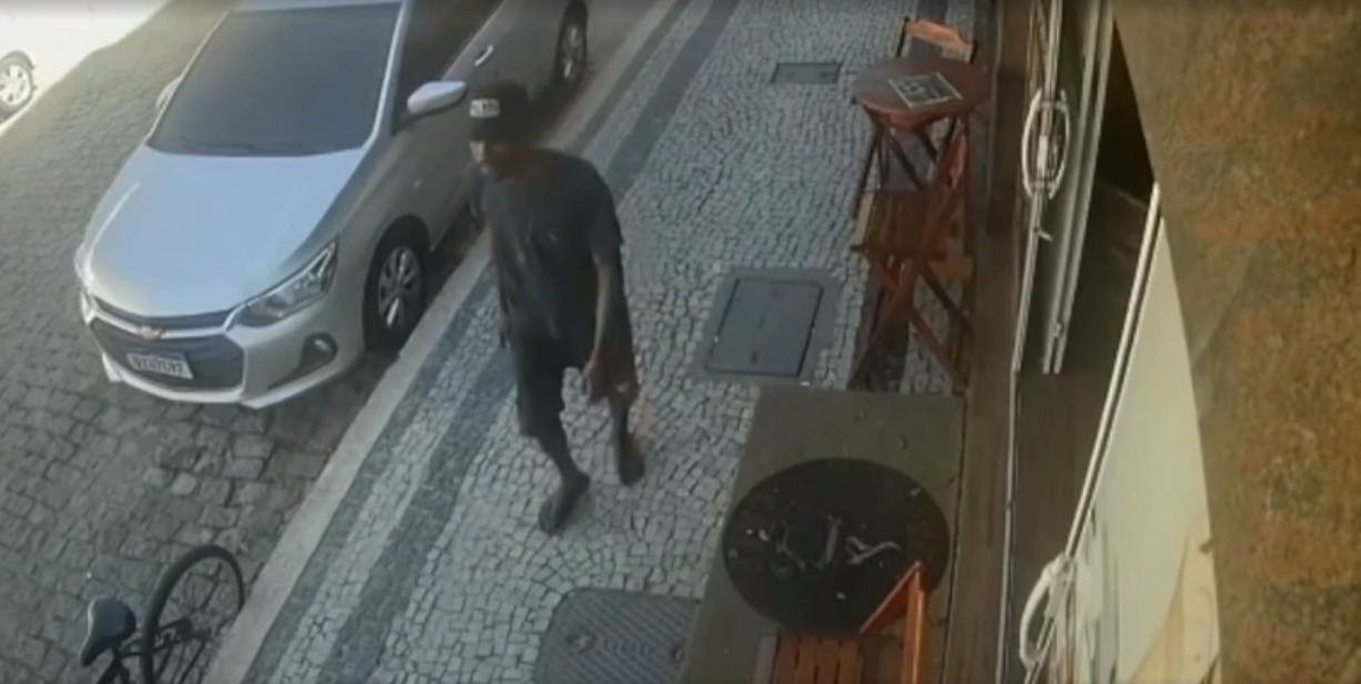 Homem furta bicicleta na frente de cafeteria em Cabo Frio