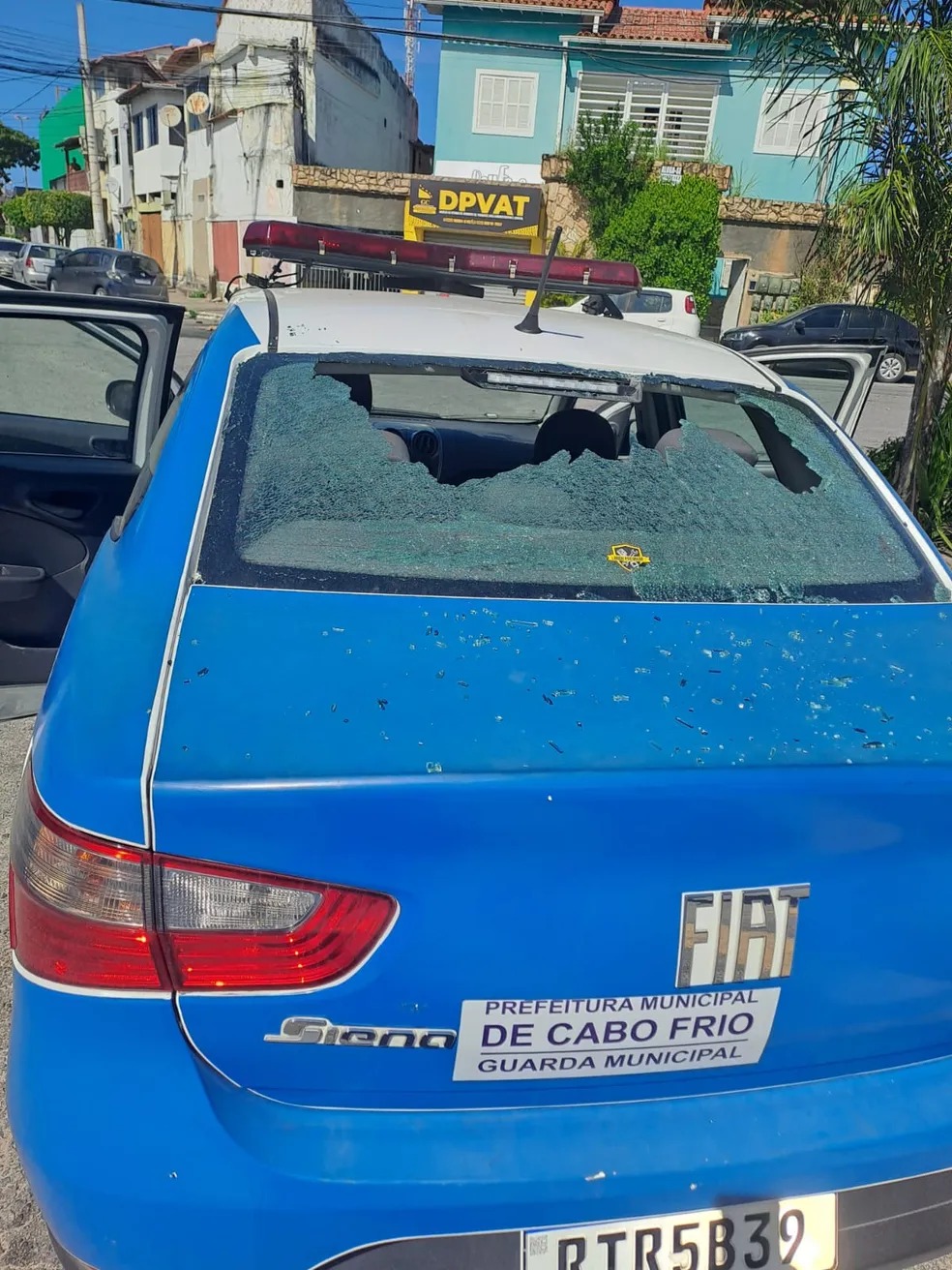 Homem arremessou uma pedra no vidro traseiro da viatura da Guarda Municipal de Cabo Frio — Foto: Guarda Municipal de Cabo Frio
