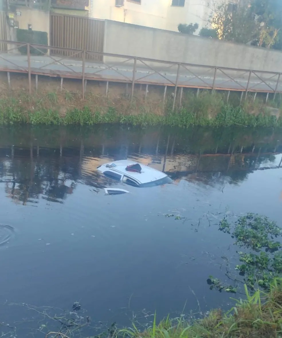 carro cair dentro de rio