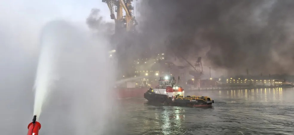 Navio pega fogo no Porto do Açu, em São João da Barra