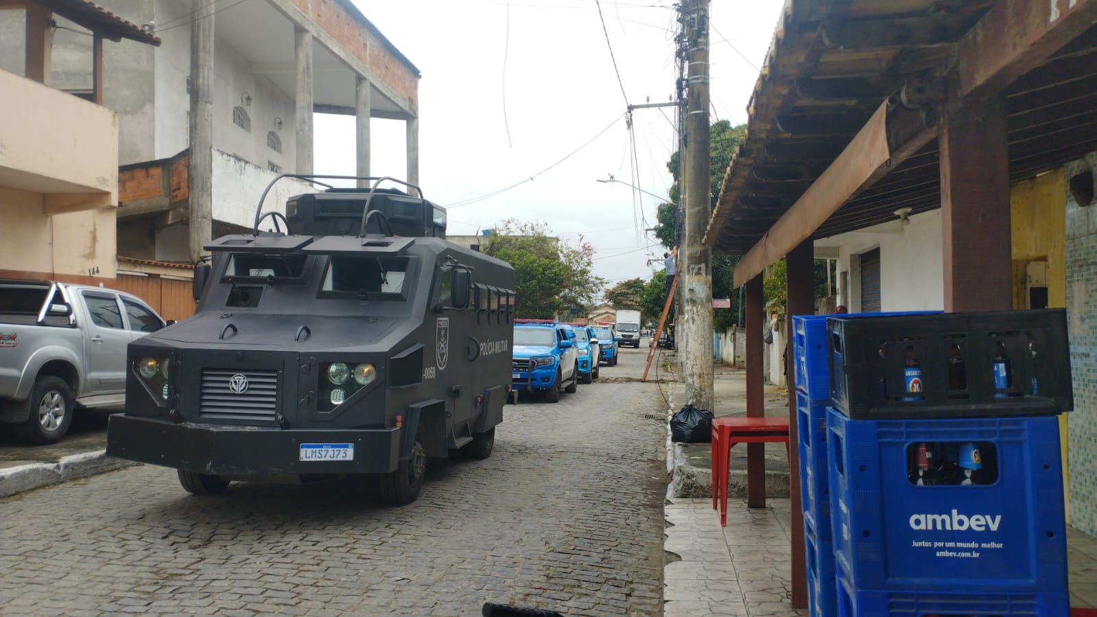 PM retira barricadas durante operação em bairros de Cabo Frio e São Pedro da Aldeia