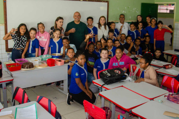 Prefeitura de São Pedro da Aldeia entrega mais de 13 mil kits de uniforme escolar para alunos