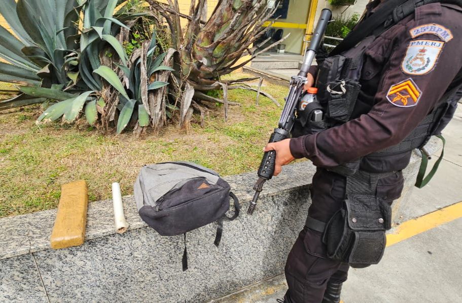 Polícia apreende drogas durante operação em Arraial do Cabo