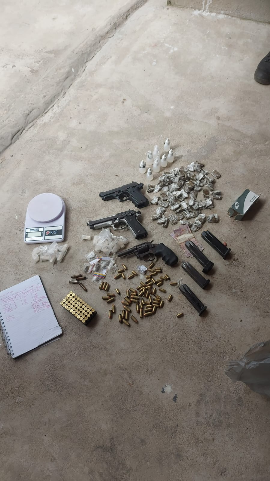 Polícia Militar desarticula quadrilha e realiza apreensão de drogas e armas em Cabo Frio