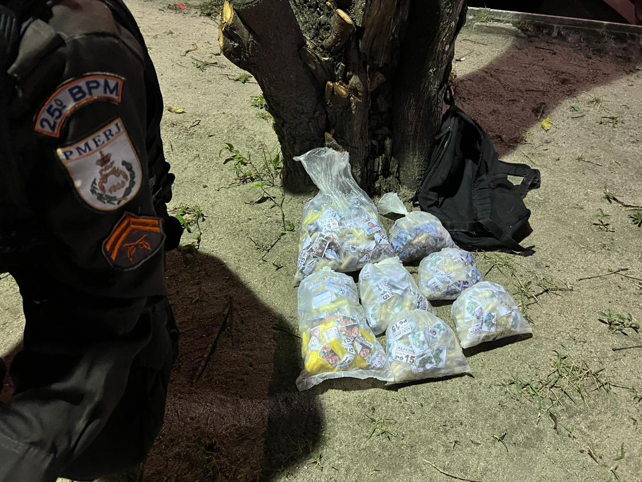 PM prende suspeito com 800 pinos de cocaína em Cabo Frio