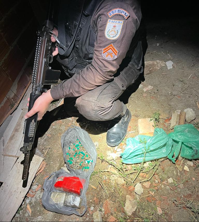 Policiais do 25º BPM realizam apreensão de 2 kg de maconha em Araruama