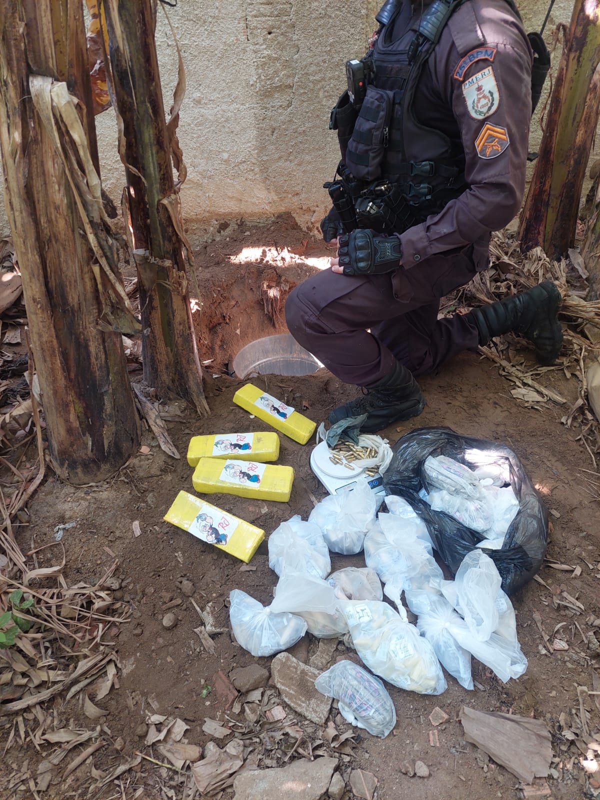PM encontra tonel de drogas e munições em São Pedro da Aldeia