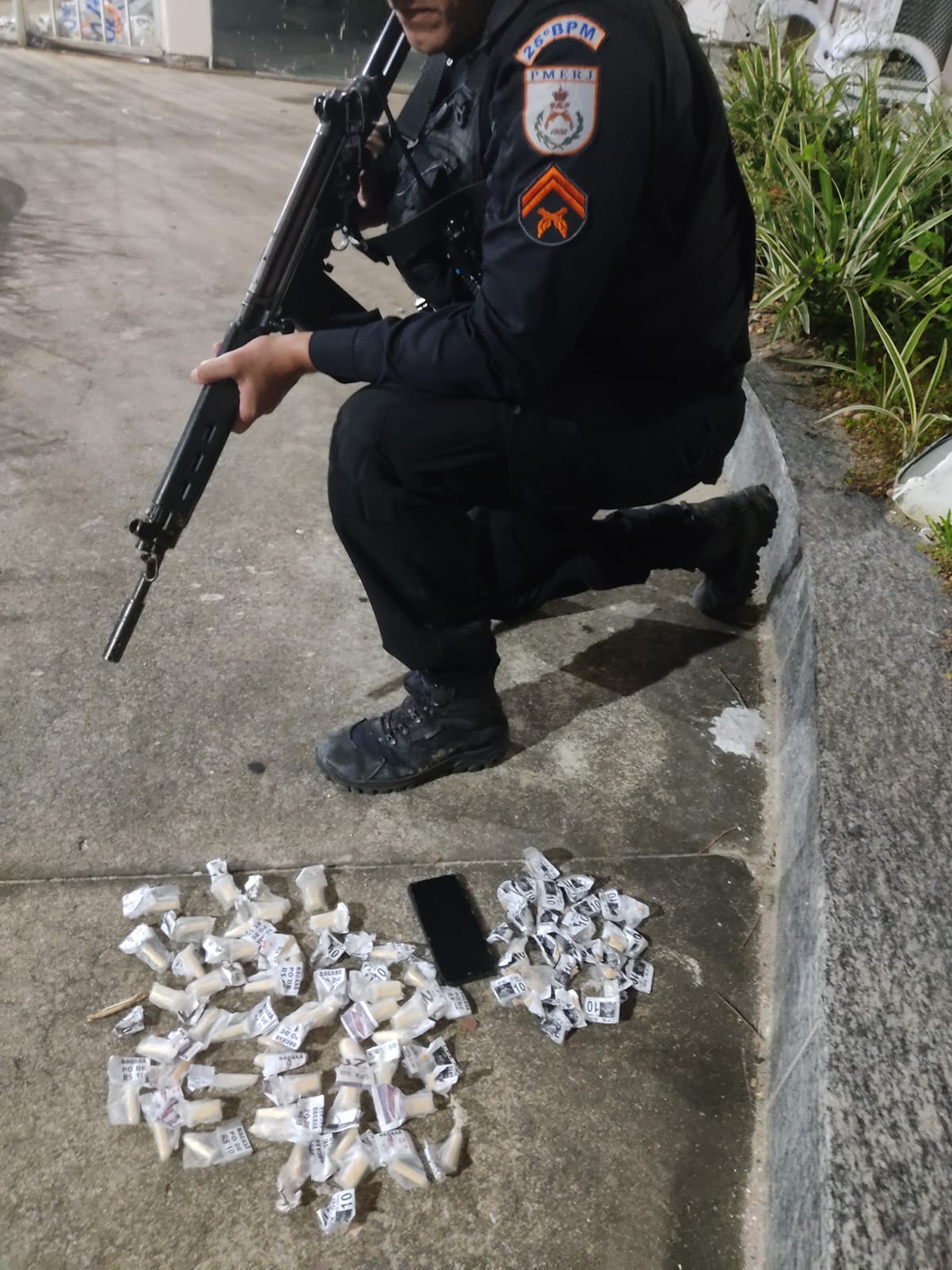 Polícia Militar age rapidamente e prende suspeito com drogas em Saquarema