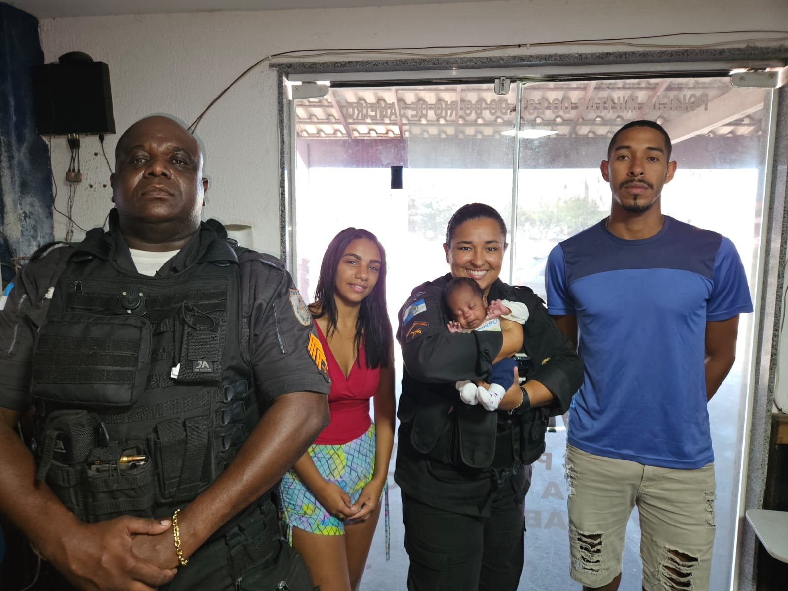 Policiais da 8ª Cia salvam vida de bebê engasgado em Cabo Frio