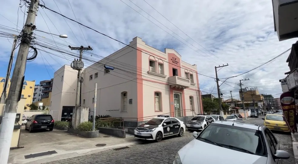 Dois homens foram presos na cidade de Seropédica e outro em São Gonçalo. Uma mulher foi presa no bairro Leigos, em Saquarema.