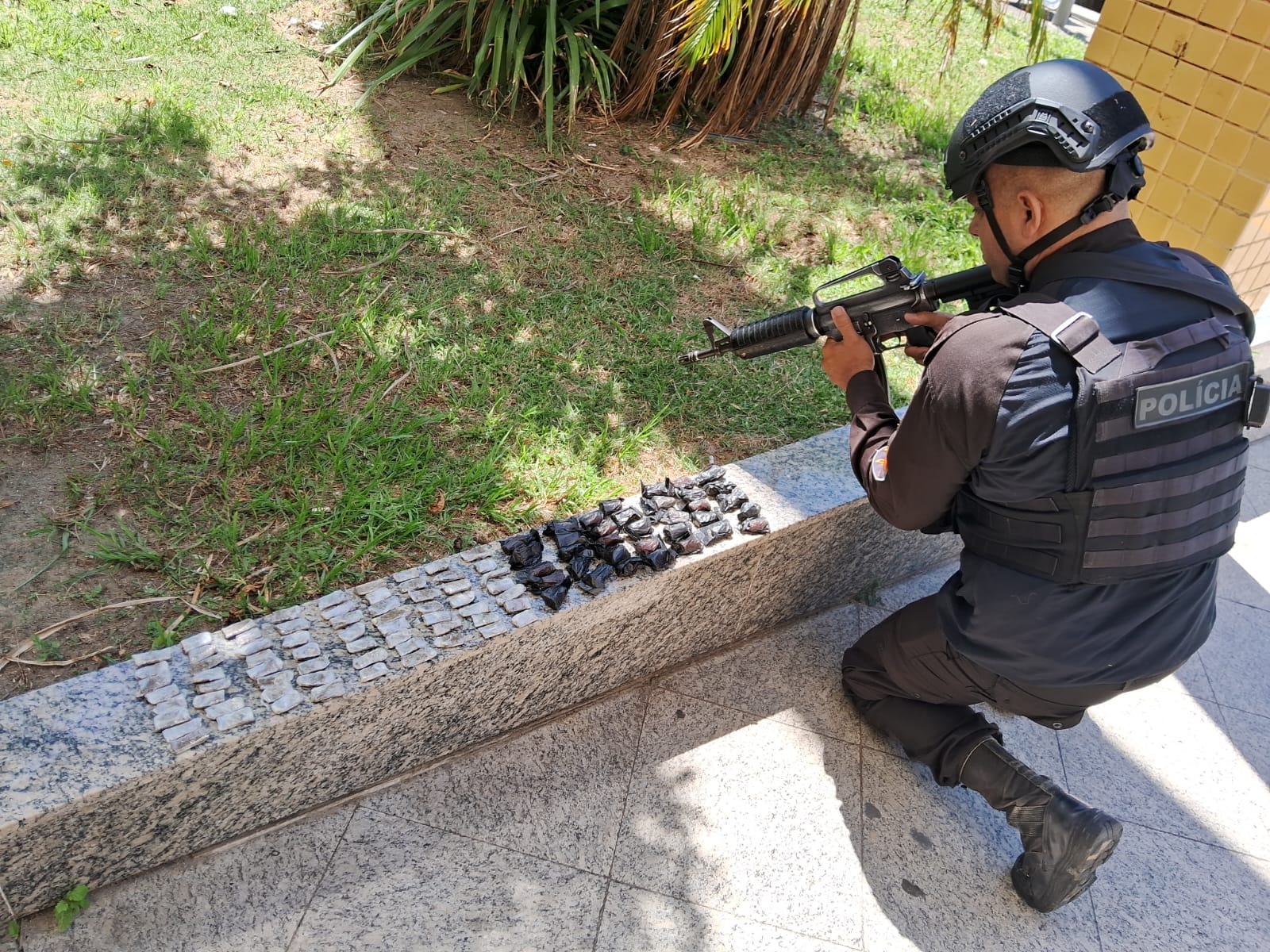 Polícia Militar realiza apreensão de drogas após confronto armado em Arraial do Cabo