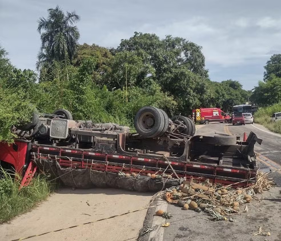 Caminhão de abacaxis tomba após colisão com carro na RJ-106