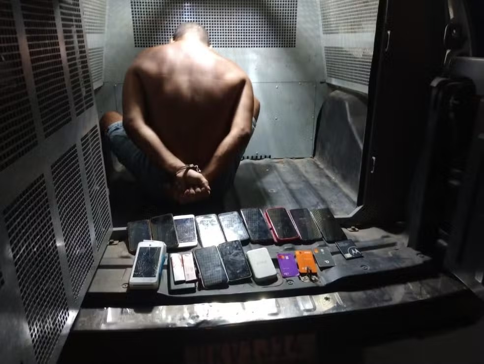 Homem é preso em flagrante suspeito de furtar 11 celulares durante bloco de carnaval em Araruama