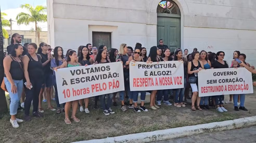 Profissionais da Educação fazem manifestação por melhores condições de trabalho em São Pedro da Aldeia