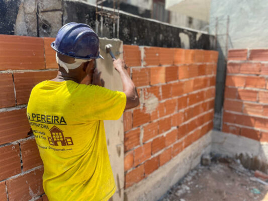 Construção da nova praça do bairro Boqueirão avança para nova fase