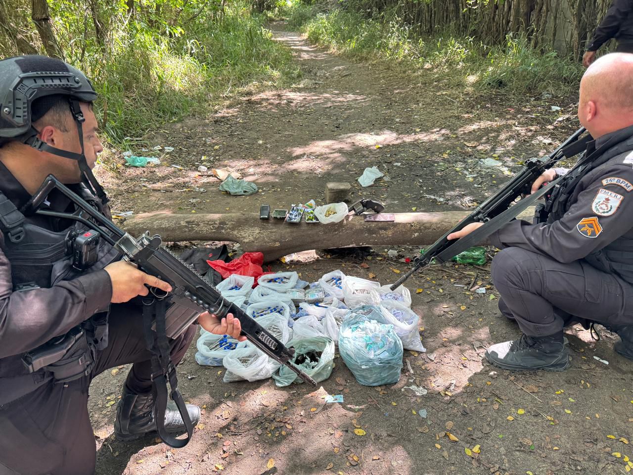 Polícia Militar realiza grande apreensão de armas e drogas em Araruama