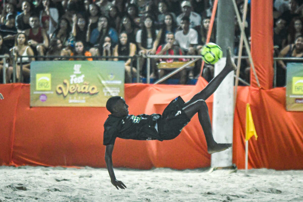 Confrontos do beach soccer agitam o Fest Verão 2024 em São Pedro da Aldeia