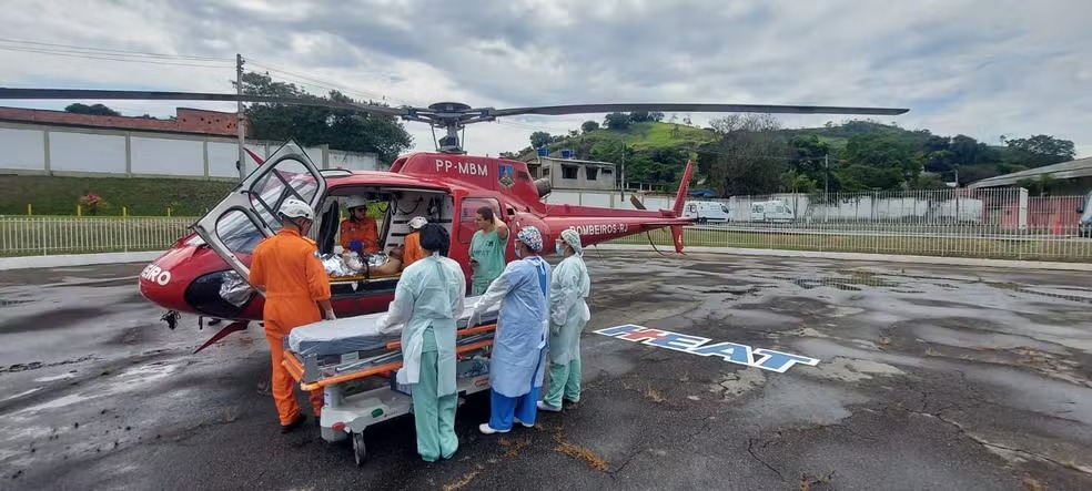 Um helicóptero do Corpo de Bombeiros foi utilizado no resgate da vítima em Saquarema — Foto: Divulgação: Corpo de Bombeiros